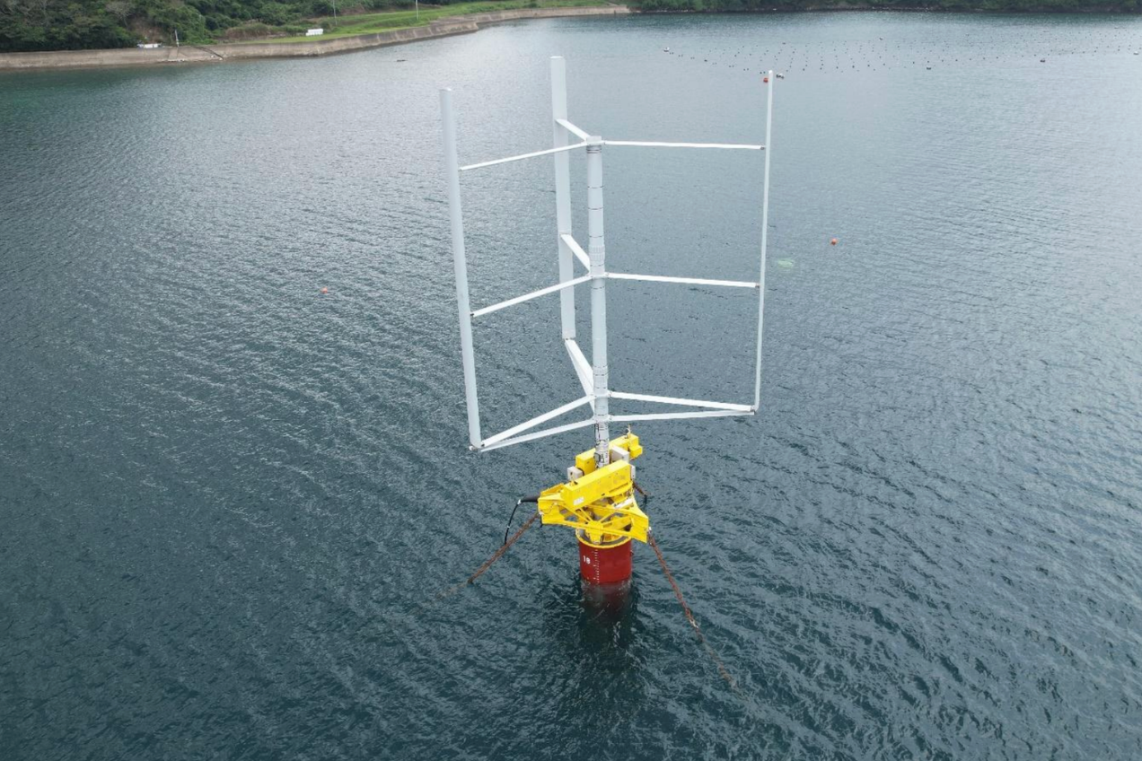Deutliche Senkung der Turbinenkosten: Japan nimmt Prototyp einer schwimmenden Vertikalachsen-Windanlage in Betrieb